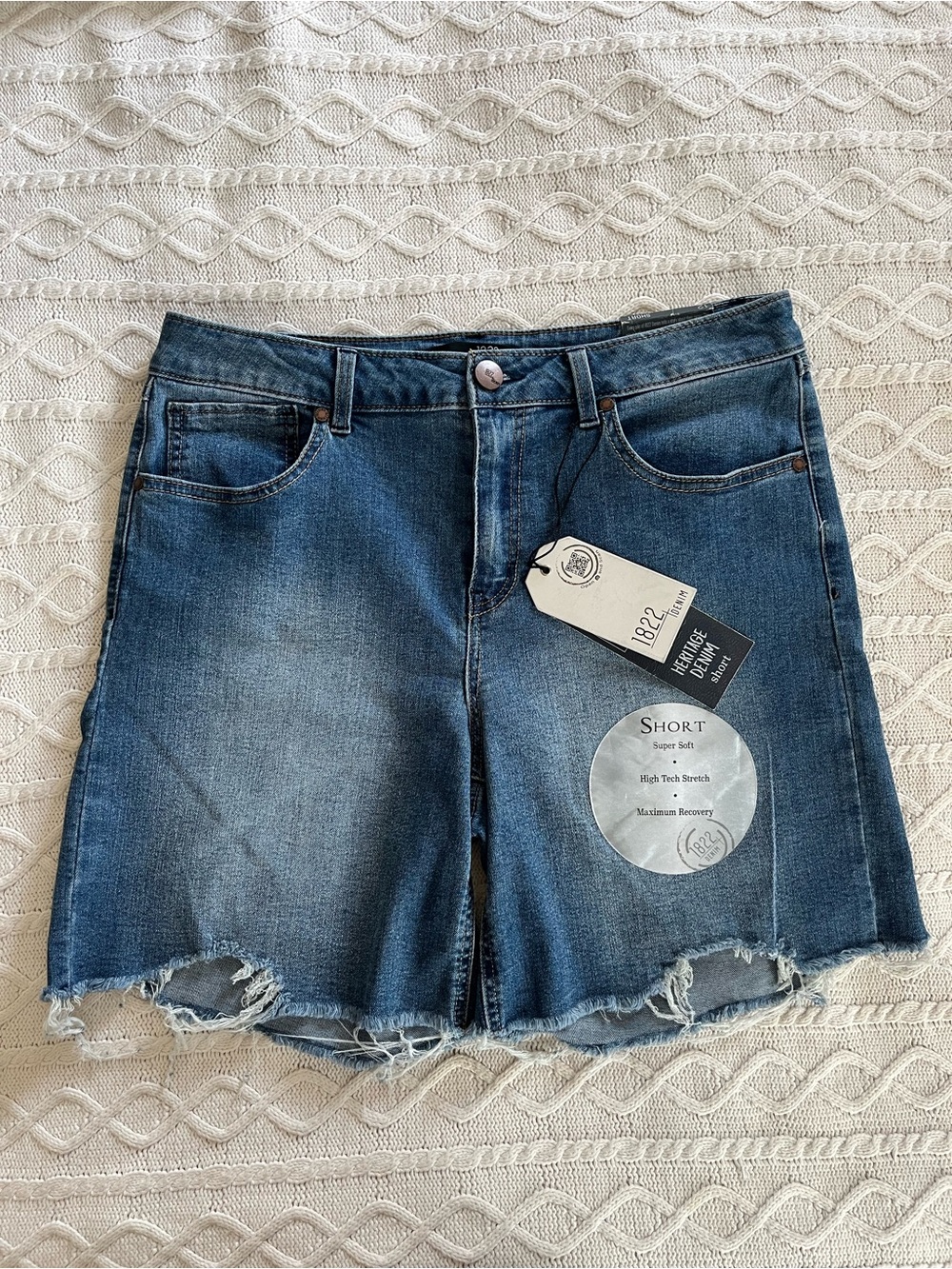 New! 1822 Denim Blue Frayed Hem Heritage 7 in Short Women’s Size 12